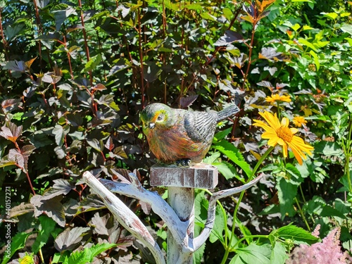 The figure of a bird made of wood.  It is used to decorate the garden.