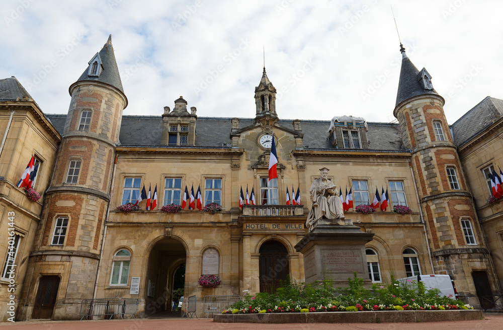 Successively a convent, a luxury dwelling and a tax office, this 19th-century building in Melun is now the Town Hall.