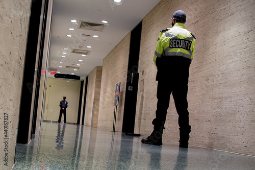 Foto Low angle shot of security guards patrolling inside commercial b