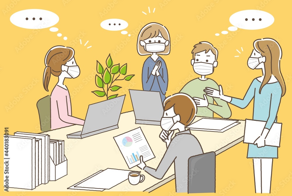 オフィスで話し合うマスクの社員 オフィスで話し合うマスクの社員
