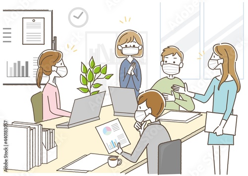 オフィスで話し合うマスクの社員