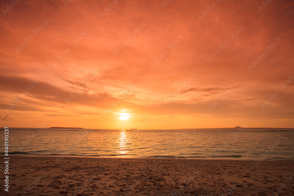 Fototapeta premium The magnificent dusk, the setting sun is about to drop to the horizon at sea