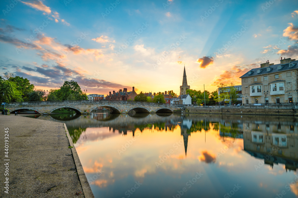 Fototapeta premium Bedford bridge at sunset with tower of St. Paul's church in the background 