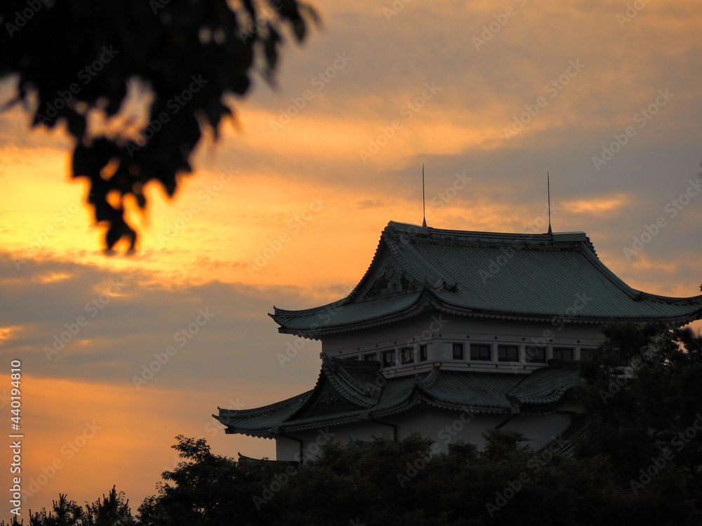 Fototapeta premium japanese temple at sunset