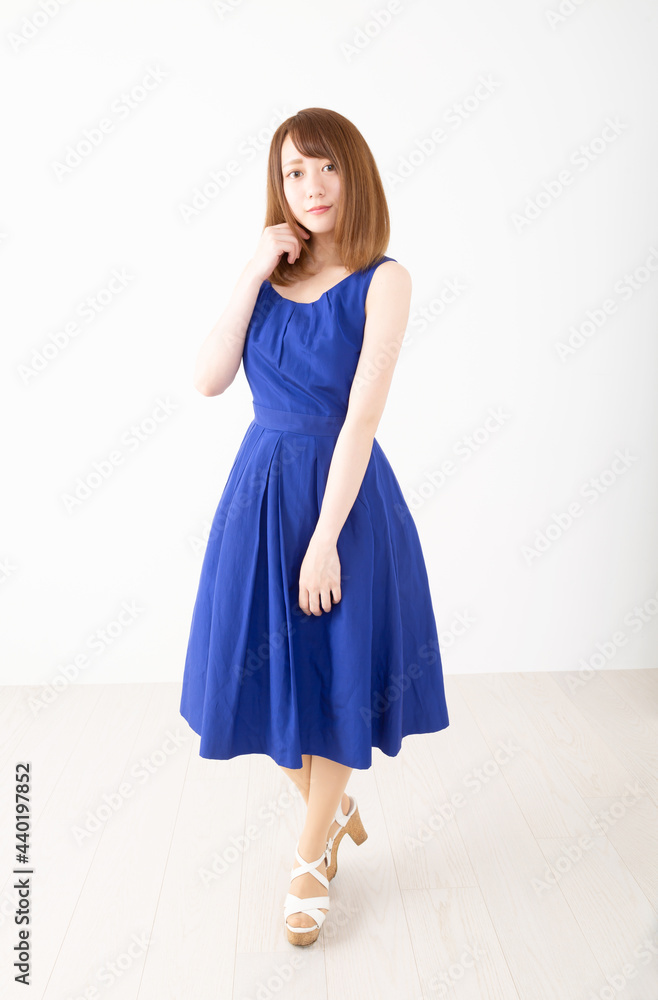 若い女性 全身 若い女性 全身