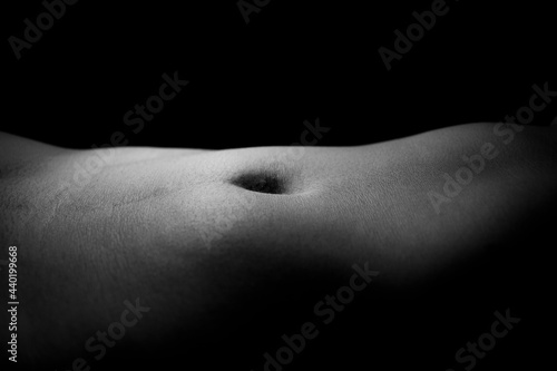 abdomen plano de mujer joven