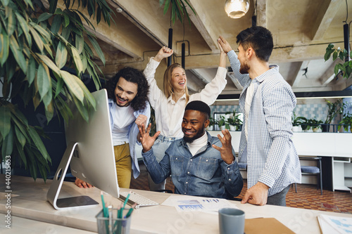 Canvas-taulu Happy overjoyed business team celebrate corporate victory