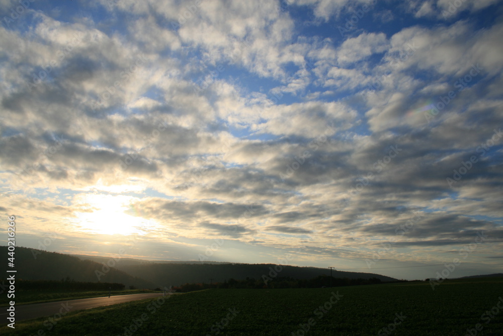 Eine Landschaft mit Sonnenuntergang am Abend Eine Landschaft mit Sonnenuntergang am Abend
