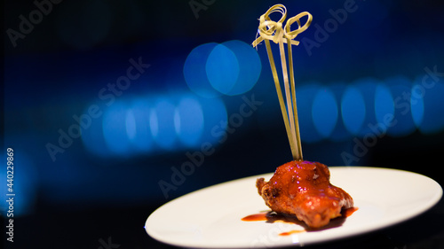 Foto Closeup shot of a deliciously cooked meat on a white plate