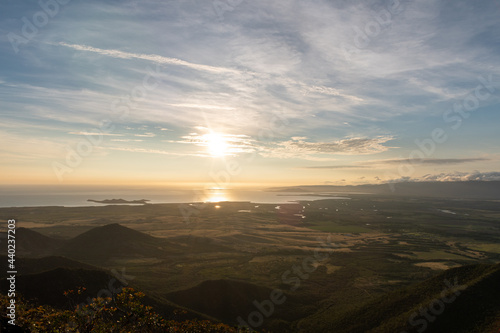 Coucher de soleil sur la baie de Pouembout Nouvelle Calédonie photo