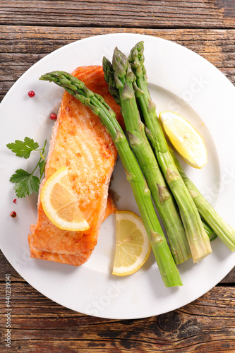 grilled salmon fillet with asparagus