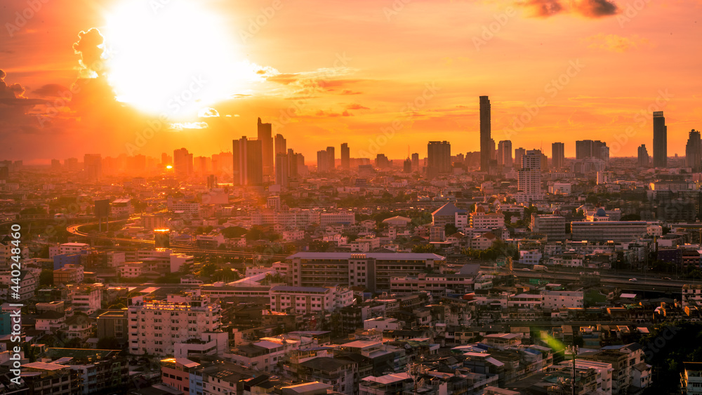 Obraz premium panoramic high-angle evening background of the city view,with natural beauty and blurred sunsets in the evening and the wind blowing all the time,showing the distribution of city center accommodation