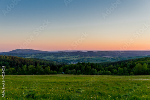 Wanderung in den wunderschönen Sonnenuntergang im Thüringer Wald - Deutschland photo