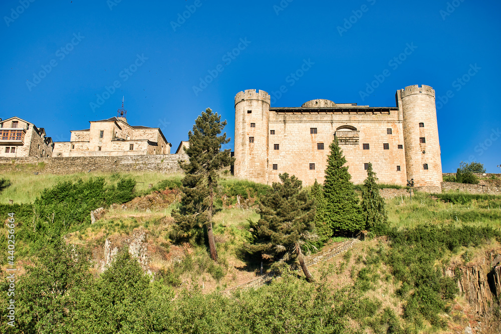 Castillo sobre colina del siglo XV de los condes de Benavente en la villa Puebla de Sanabria, provincia de Zamora, España