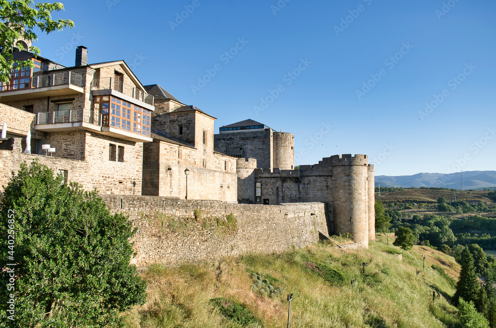 Villa de la Puebla de Sanabria, Zamora, con el castillo medieval de los condes de Benavente al fondo, España