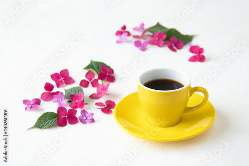 コーヒーとマゼンタの紫陽花の花束のデザイン