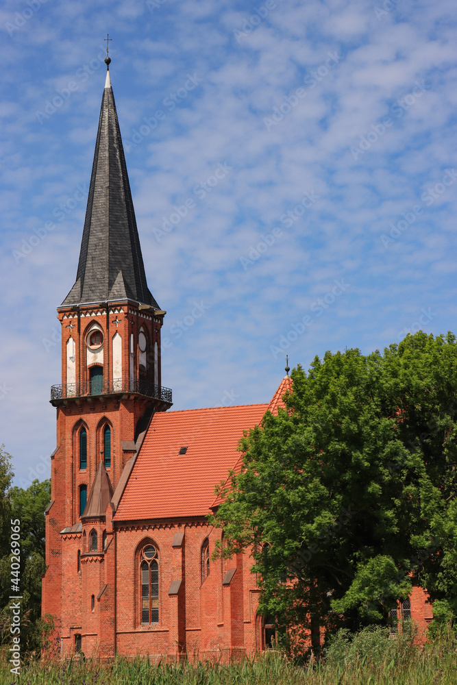 Obraz premium Kirche als Seezeichen; Wustrower Kirche als Wahrzeichen ein des Fischlandes