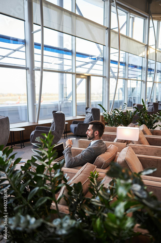 Fotografía Spacious airport lounge zone with only one visitor