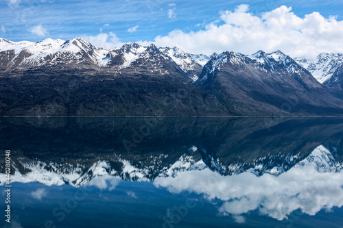 Mountain reflected in the lake © 栄一 奥山