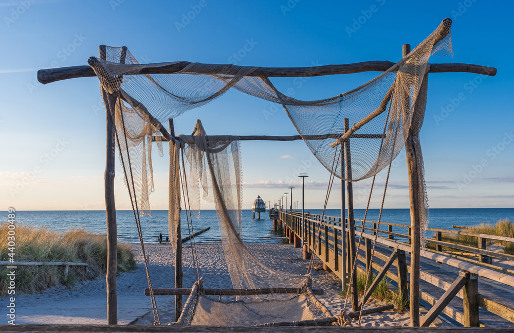Zingst – Seebrücke mit Tauchglocke am Abend Zingst – Seebrücke mit Tauchglocke am Abend