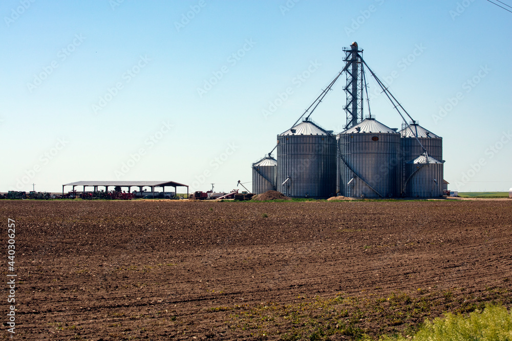Fototapeta premium Structures, buildings and grain storage on a central plains farm