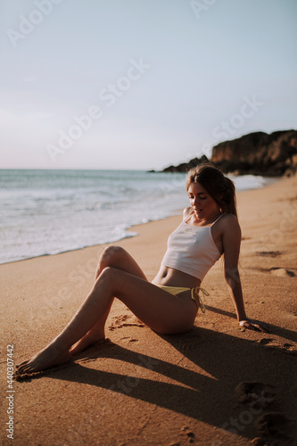 Chica en la playa luciendo bikini o traje de ba  o en verano