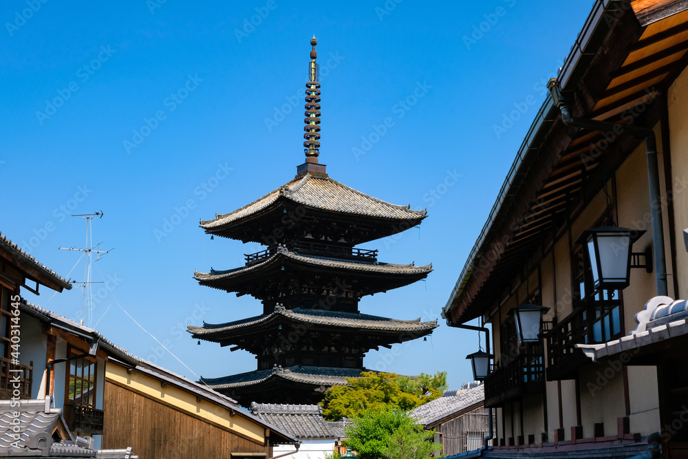 Fototapeta premium 京都市 八坂の塔と街並み