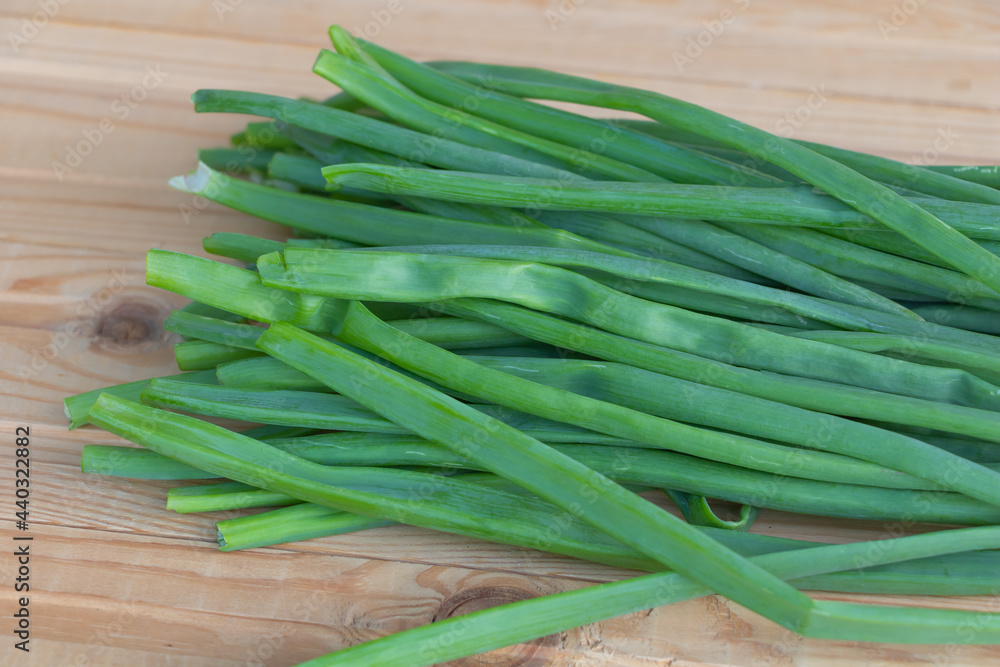 Green onion on wooden background - the benefits of onion concept. Close up foto Green onion on wooden background - the benefits of onion concept. Close up foto