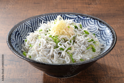 Canvas-taulu テーブルのしらす丼
