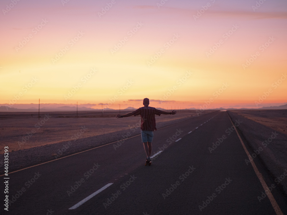 Obraz premium Skating at sunset in Africa