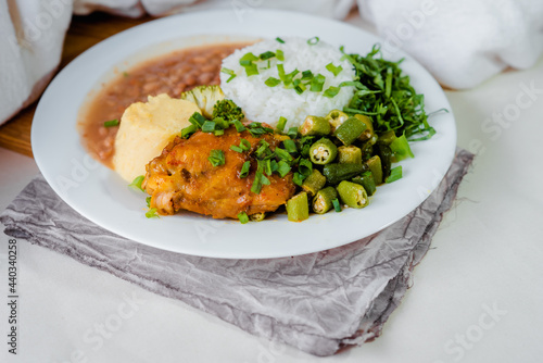 Prato feito comida brasileira frango com quiabo