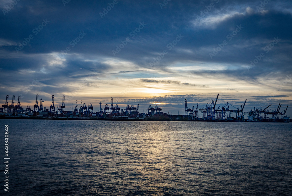 Sonnenuntergang im Hamburger Containerhafen