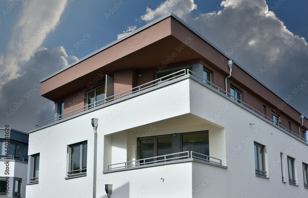 Fassade eines neu gebauten modernen Mehrfamilien-Wohnhauses Fassade eines neu gebauten modernen Mehrfamilien-Wohnhauses
