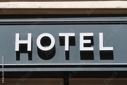 Hôtel, enseigne en lettres capitales blanches sur fond gris, sur la façade d'un établissement à Paris (France) photo