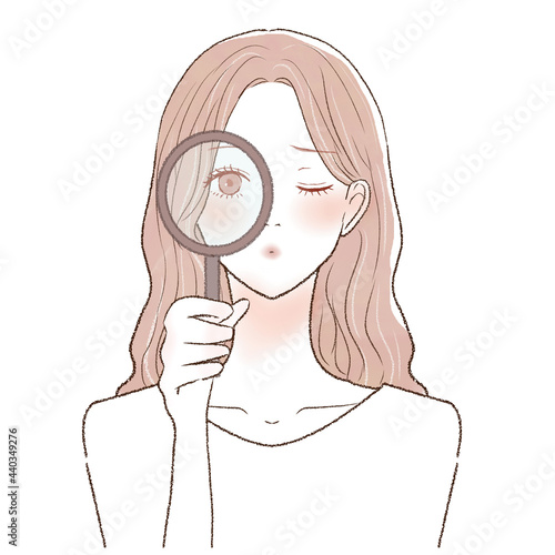 ルーペを使ってチェックする女性