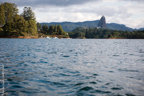 Foto View of El Penon de Guatape in the distance from the water.