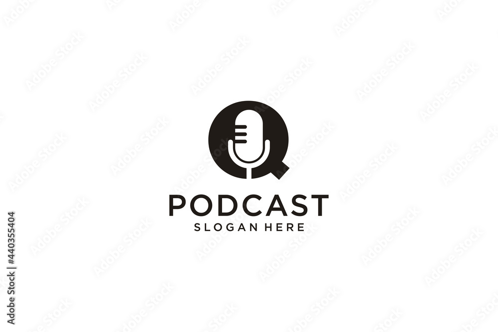 Obraz premium initial letter Q with microphone podcast logo design template