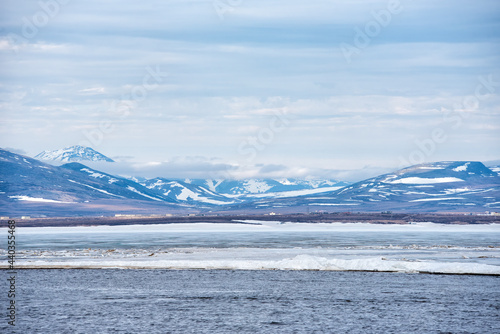 Tableau sur toile Landscape with ice break in Chukotka sea against the snowy hills