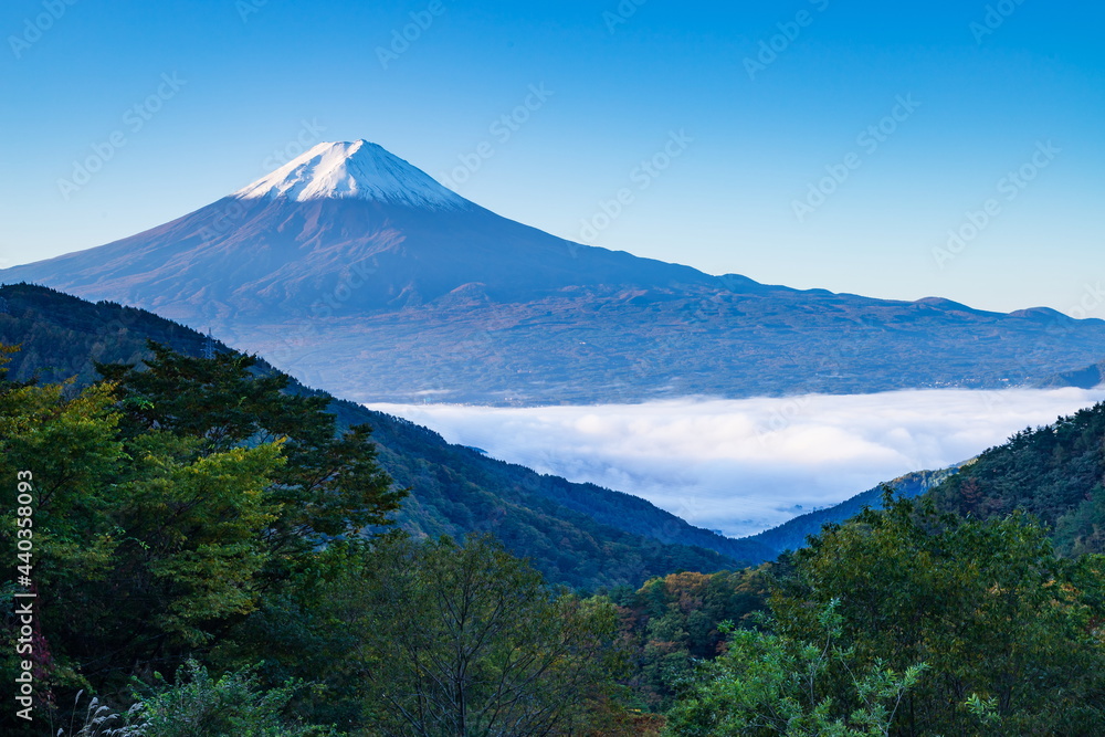 御坂峠から眺める秋の富士山と雲海に覆われた河口湖　山梨県富士河口湖町にて