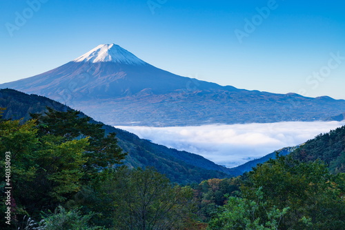 御坂峠から眺める秋の富士山と雲海に覆われた河口湖 山梨県富士河口湖町にて