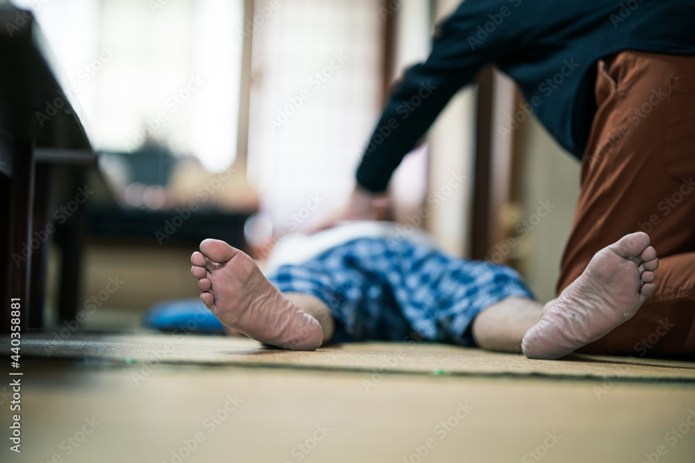 孤独死・アル中・コロナウイルス・熱中症・倒れた男性 孤独死・アル中・コロナウイルス・熱中症・倒れた男性