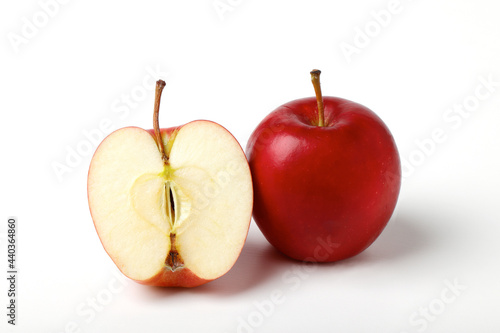  白い背景 赤いリンゴ