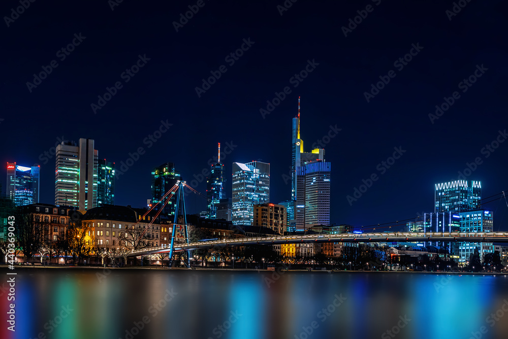 Frankfurt Skyline - Wolkenkratzer am Abend