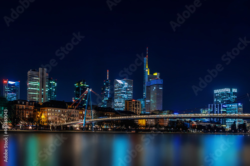 Frankfurt Skyline - Wolkenkratzer am Abend © Uwe