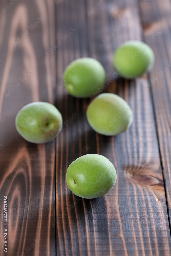 庭の梅の木にできた青梅