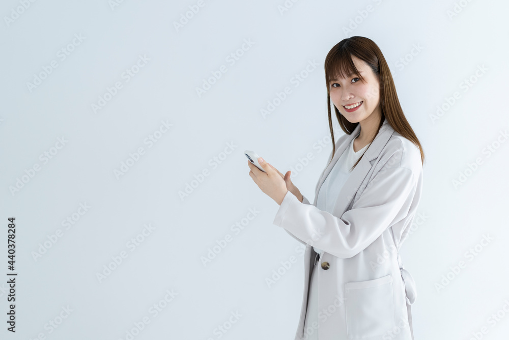 スマートフォンを使う女性 スマートフォンを使う女性