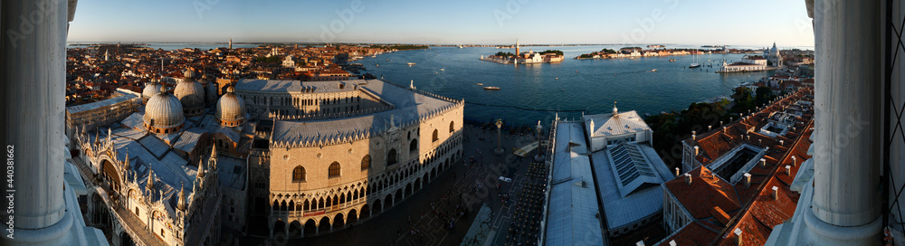 Blick vom Glockenturm auf den Dogenpalast und der Insel San Giorgia Maggiore, Venedig