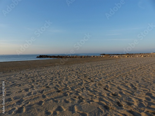 Menschenleerer Strand und Meer am fr  hen Morgen