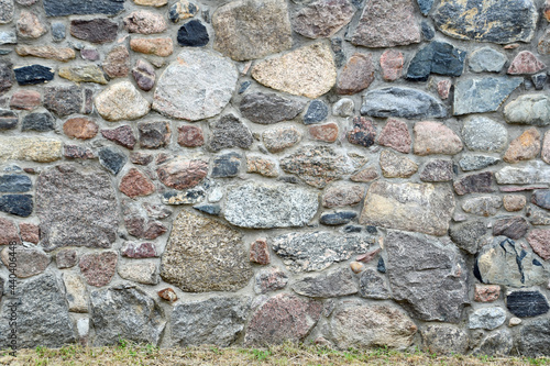 Mauerwerk aus runden Granit Natursteinen 