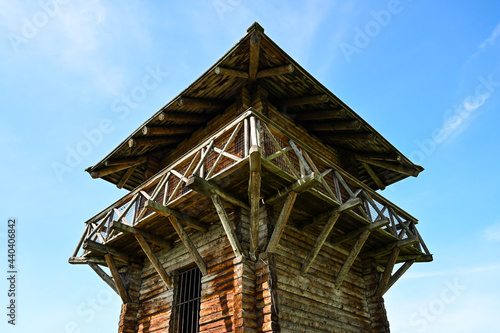 A reconstructed wooden Roman watchtower under a clear blue sky. This fortification was part of the "Limes", the border of the former Roman Empire. © ThePhotoFab